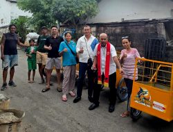 Mokris Sumbang Gerobak Sampah Untuk Warga Nefonaek