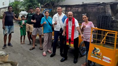 Mokris Sumbang Gerobak Sampah Untuk Warga Nefonaek