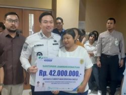 12 Pekerja Rentan Kota Kupang Terima Kartu BPJS Ketenagakerjaan dan Buku Rekening Bank NTT