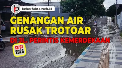 Trotoar yang rusak akibat genangan air yang lama surut
