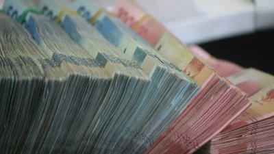 Nenek 65 Tahun Selamatkan Uang Rp3,6 Miliar, Hadiahnya Cuma Rp25 Ribu per Orang!