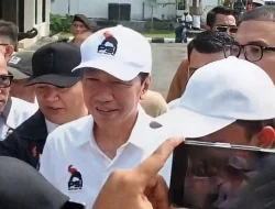 Jokowi Pakai Atribut PSI, Resmi Tinggalkan PDIP? Ini Sinyal yang Bikin Heboh!