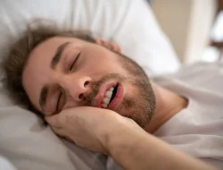 Sering Tidur dengan Mulut Terbuka? Kebiasaan Sepele Ini Bisa Mengubah Bentuk Rahang