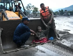Ratusan Wisatawan Asing Hilang Diterjang Banjir Himalaya